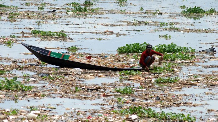 Sungai Citarum mulai kembali dipenuhi sampah. Meski begitu warga di kawasan tersebut tetap memanfaatkan aliran Sungai Citarum.