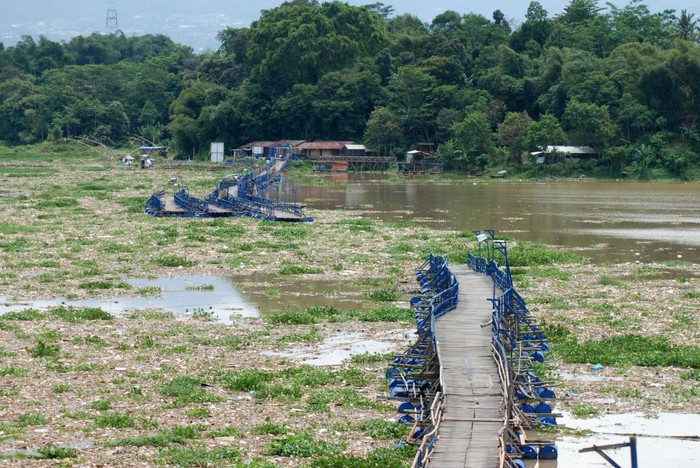 Sungai Citarum mulai kembali dipenuhi sampah. Meski begitu warga di kawasan tersebut tetap memanfaatkan aliran Sungai Citarum.