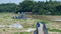 Kebanyakan sampah yang menumpuk di sungai tersebut adalah sampah plastik.