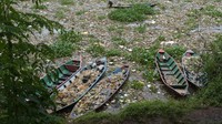 Tampak kondisi Sungai Citarum kembali dipenuhi sampah.