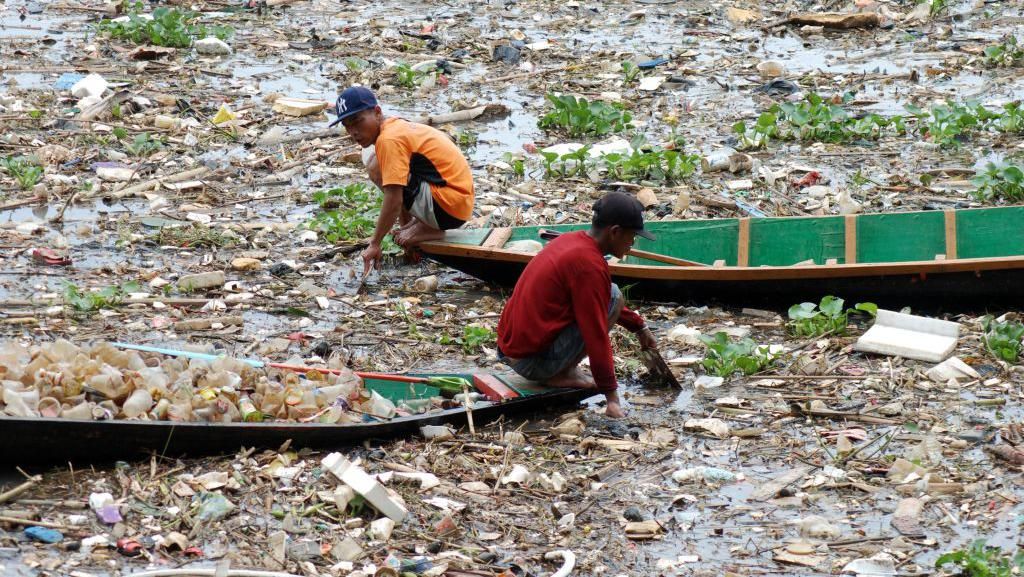Ampun... Sampah Plastik Numpuk Lagi di Sungai Citarum Bandung