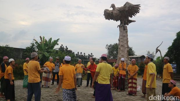 Anak-anak berkebutuhan khusus sedang mengikuti kegiatan keagamaan selama bulan Ramadan di Islamic Boarding School Al-Achsaniyyah di Desa Pedawang, Kecamatan Bae, Kabupaten Kudus, Rabu (29/3/2023).