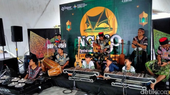 Anak-anak ngabuburit di TIC Ciamis dengan lomba mewarnai yang digelar oleh BP2D Ciamis.