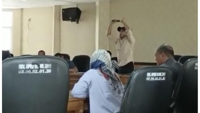 Anggota Banggar DPRD Bone Bustanil Arifin Amri saat rapat bersama TAPD.