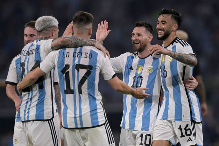 Argentinas midfielder Enzo Fernandez (L) celebrates with (L to R) midfielder Giovani Lo Celso, forward Lionel Messi and forward Nicolas Gonzalez after scoring against Curacao during the friendly football match between Argentina and Curacao at the Madre de Ciudades stadium in Santiago del Estero, in northern Argentina, on March 28, 2023. (Photo by JUAN MABROMATA / AFP) (Photo by JUAN MABROMATA/AFP via Getty Images)