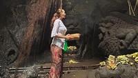 Menurut Aura Kasih yang menghujatnya adalah orang yang kurang edukasi. Foto: Instagram Aura Kasih