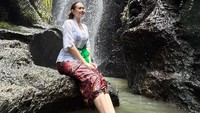 Atas ritual itu, Aura Kasih mendapatkan hujatan. Foto: Instagram Aura Kasih