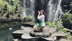 Aura Kasih Jelaskan Alasan Jalani Prosesi Melukat di Bali