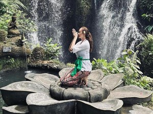 Aura Kasih Pelajari Banyak Agama, Ini yang Ditemukan