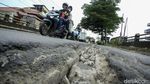 Awas! Jalan Rusak di Jembatan Kali Ulu Cikarang Ancam Pengendara