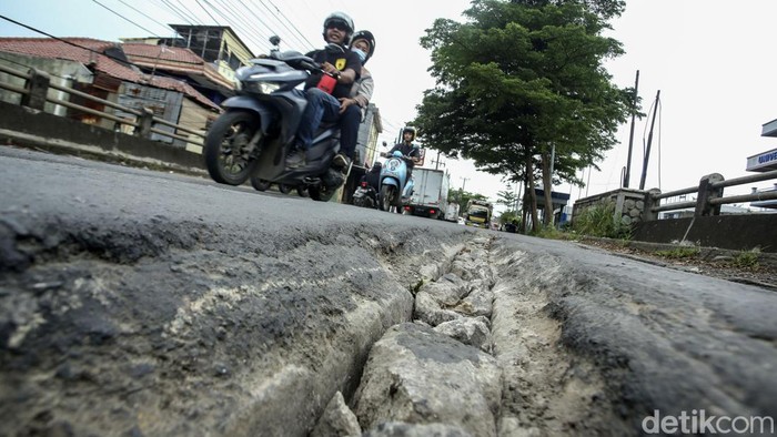 Awas! Jalan Rusak di Jembatan Kali Ulu Cikarang Ancam Pengendara Pengendara yang melintas di Jembatan Kali Ulu Cikarang, Cikarang, harap berhati-hati, Rabu (23/3). Jalan di atas jembatan itu mengalami kerusahan.