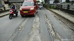 Awas! Jalan Rusak di Jembatan Kali Ulu Cikarang Ancam Pengendara