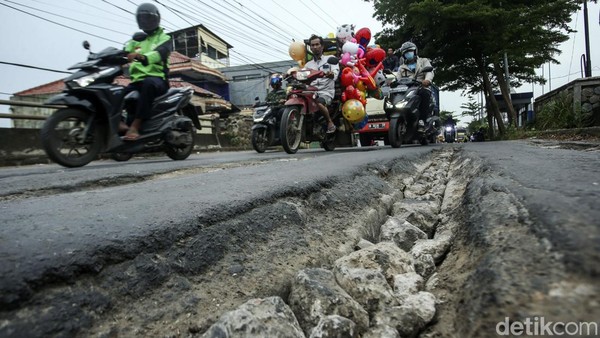 Awas! Jalan Rusak di Jembatan Kali Ulu Cikarang Ancam Pengendara