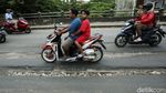 Awas! Jalan Rusak di Jembatan Kali Ulu Cikarang Ancam Pengendara