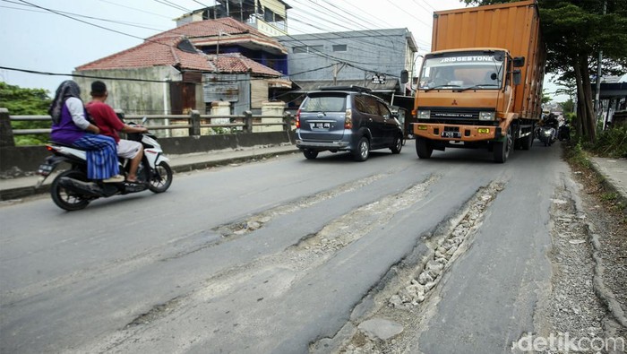 Awas! Jalan Rusak di Jembatan Kali Ulu Cikarang Ancam Pengendara Pengendara yang melintas di Jembatan Kali Ulu Cikarang, Cikarang, harap berhati-hati, Rabu (23/3). Jalan di atas jembatan itu mengalami kerusahan.