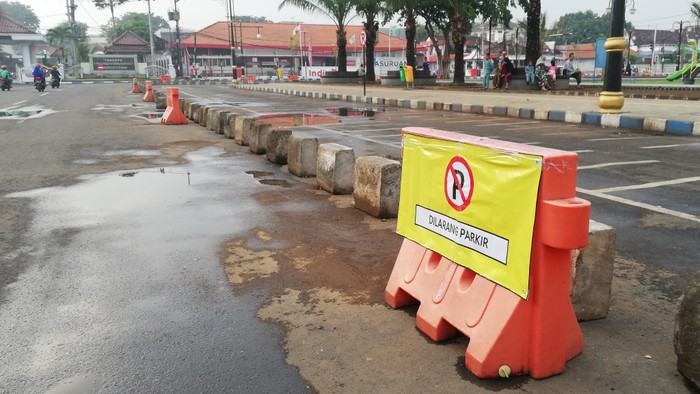 Barier di alun-alun Kota Pasuruan