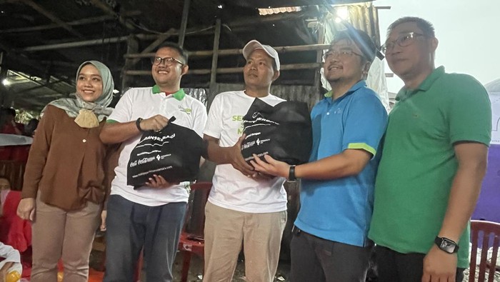 Berbagi Keceriaan Ramadan dengan Anak Kampung Pemulung Berbagi Keceriaan Ramadan dengan Anak Kampung Pemulung