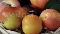 Wah! Kalau sudah disusun dalam keranjang seperti ini sih sudah sulit dibedakan antara buah asli atau sabun!