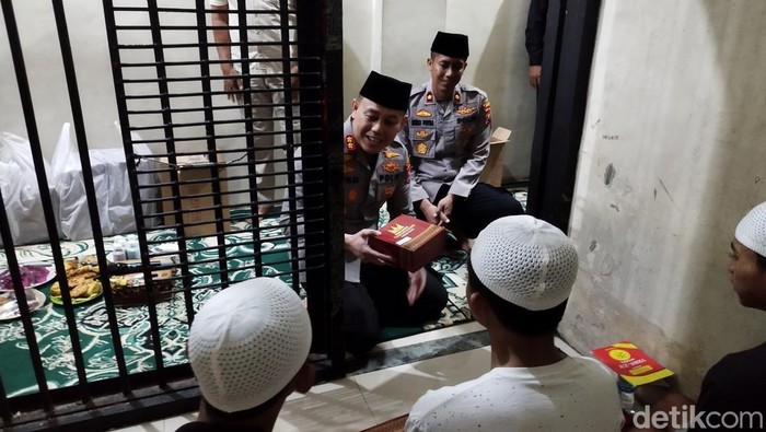 Buka puasa tahanan Rutan Polres Gresik bersama Kapolres.