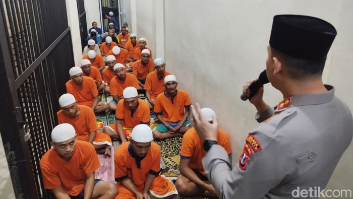 Buka puasa tahanan Rutan Polres Gresik bersama Kapolres.