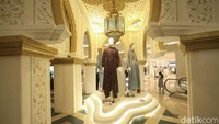 Berkolaborasi dengan Benang Jarum dan Buttonscarves turut memajang pakaian muslim yang tersedia dan menyatu pada ornamen tersebut.
