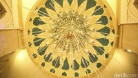 Selain memiliki ketinggian hingga 5 lantai, ornamen Timur Tengah ini juga dilengkapi dengan kubah.