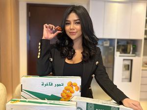 Bunga Aurellie Manfaatkan Waktu Kosong Selama Ramadan Untuk Jualan Kurma