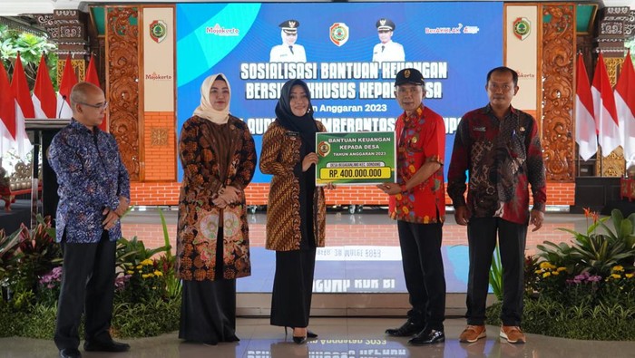 Bupati Ikfina menyerahkan BK untuk desa di Mojokerto