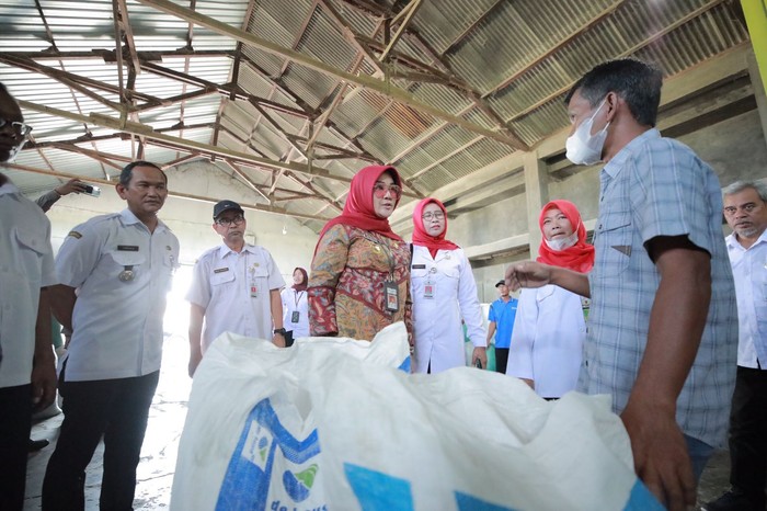 Bupati Klaten Sri Mulyani meninjau penggilingan di SP3T Tani Subur, Desa Tambak, Kecamatan Karangdowo.