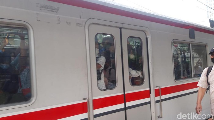 Curhat pengguna KRL kerap berdesakan saat pulang kerja (Magdalena Handrica Natasya Gadja/detikcom)