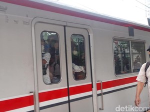 Capek Banget, Curhat Pengguna KRL Selalu Desak-desakan Saat Pulang Kerja