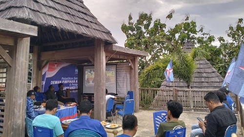 Pengurus DPC Partai Demokrat Kabupaten Manggarai Barat menggelar nobar RDPU Komisi III DPR RI dengan 
Menko Polhukam Mahfud MD, di Labuan Bajo, Rabu (29/3/2023).