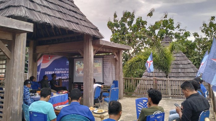 Pengurus DPC Partai Demokrat Kabupaten Manggarai Barat menggelar nobar RDPU Komisi III DPR RI dengan 
Menko Polhukam Mahfud MD, di Labuan Bajo, Rabu (29/3/2023).
