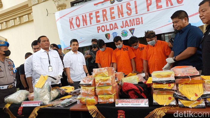 Empat Kurir Narkoba 30 kilogram sabu dan 7 kilogram ekstasi dibekuk di Jambi (Foto: Dimas Sanjaya).