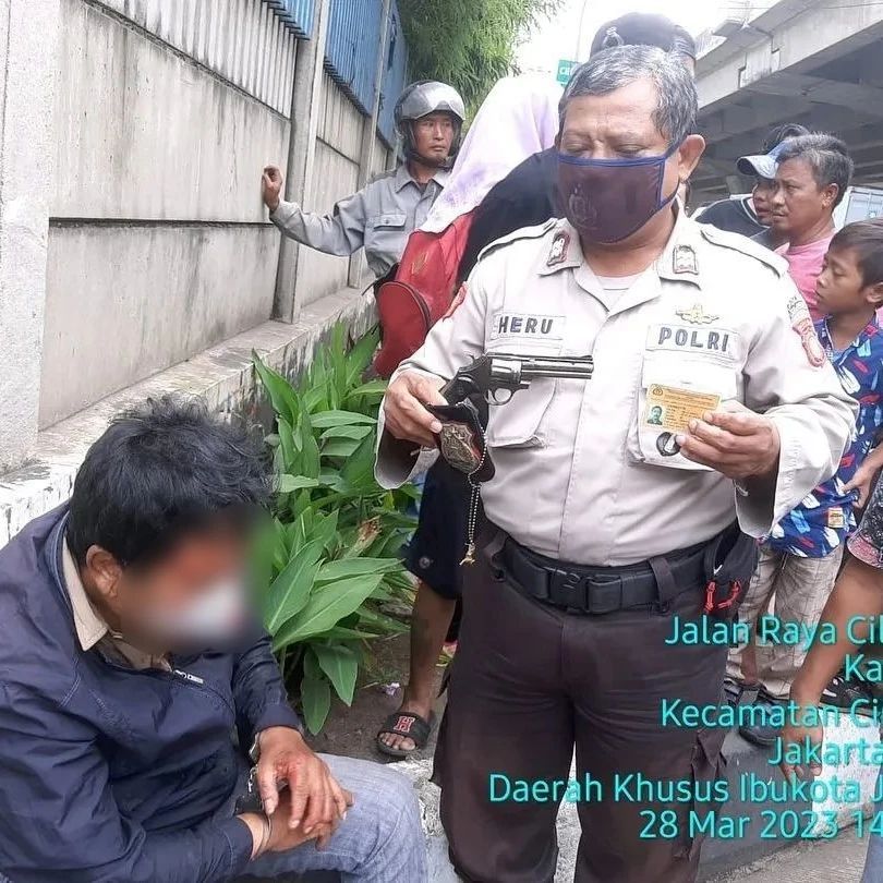 Peorang pria berinisial YK (64) ditangkap polisi dan warga di kawasan Cilincing, Jakarta Utara (Jakut). YK diduga pelaku pencurian dengan merampas barang korban.