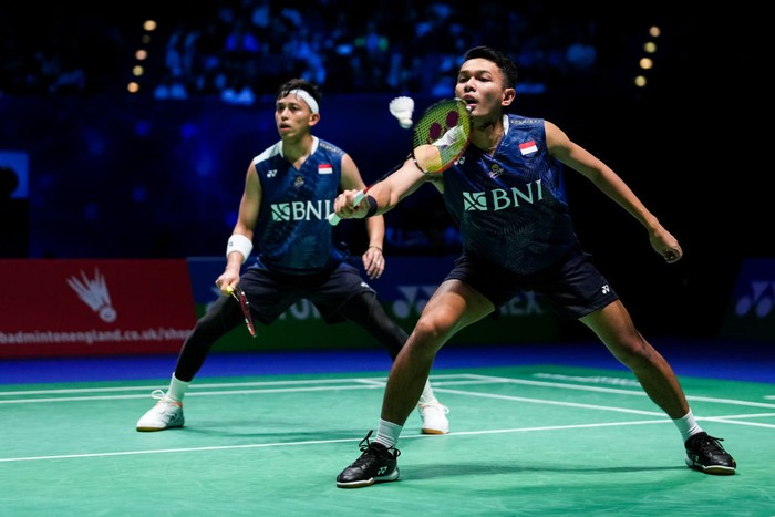 BIRMINGHAM, ENGLAND - MARCH 19: Fajar Alfian (R) and Muhammad Rian Ardianto of Indonesia celebrate the victory in the Mens Double Final match against Mohammad Ahsan and Hendra Setiawan of Indonesiaon on day six of the Yonex All England Badminton Championships at Utilita Arena Birmingham on March 19, 2023 in Birmingham, England. (Photo by Shi Tang/Getty Images)