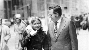 Jeanne Bauer berjalan dengan ponsel DynaTAC di 6th Avenue di New York, ditemani oleh John Mitchell, teknisi Motorola di belakang ponsel tersebut. (1983) Foto: Facebook.com/oldpictures32
