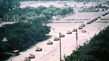 Foto lengkap Pembantaian Lapangan Tiananmen Tank Man, lebih kuat daripada versi yang dipotong. Foto: Facebook.com/oldpictures32
