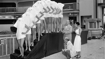 Peserta Kontes Kaki Cantik memakai sarung bantal di atas kepala sehingga juri hanya bisa melihat kaki mereka. New Jersey, AS, 1951. Foto: Facebook.com/oldpictures32