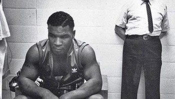 Mike Tyson sebelum debut tinju profesionalnya pada tahun 1985. Di belakangnya: pelatih Cus DAmato. Tyson melakukan debut profesionalnya saat berusia 18 tahun pada 6 Maret 1985, di Albany, New York. Dia mengalahkan Hector Mercedes melalui TKO ronde pertama. Foto: Facebook.com/oldpictures32