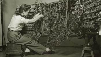 Foto Seorang Insinyur Menyambung Komputer IBM Awal, 1958. Foto: Facebook.com/oldpictures32