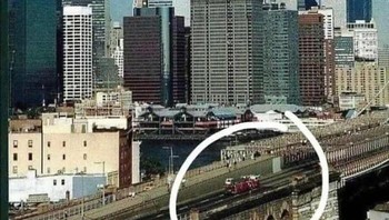 Pemadam Kebakaran Menyeberangi Jembatan Brooklyn Ke World Trade Center Pada 11 September 2001. Setiap Petugas Pemadam Kebakaran Di Truk Meninggal Tak Lama Setelahnya Foto: Facebook.com/oldpictures32