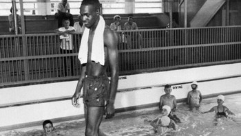 David Isom, 19, Melanggar Garis Warna di Kolam Terpisah Di Florida Pada 8 Juni 1958, Yang Mengakibatkan Petugas Menutup Fasilitas Foto: Facebook.com/oldpictures32