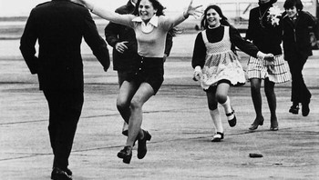 Letnan Kolonel Robert Stirm, Disambut Keluarganya, Pulang ke Rumah Setelah Lebih Dari Lima Tahun Menjadi Tawanan Perang di Vietnam Utara Foto: Facebook.com/oldpictures32