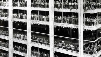 Lebih dari 3.000 Pekerja Yang Membangun The Chase Manhattan Bank Di Kota New York Berpose Untuk Sebuah Foto Menjelang Akhir Pekerjaan Konstruksi, Agustus 1964  Foto: Facebook.com/oldpictures32