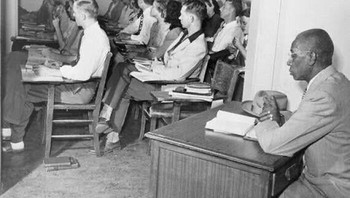 Inilah George W. Mclaurin Pada Tahun 1948 Dipisahkan Dari Kelas Universitasnya Yang Lain Foto: Facebook.com/oldpictures32