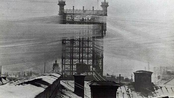  Menara Telepon, Sebelum Mereka Menemukan Garis Bundling Menjadi Kabel. Ada 5000 Garis Di Menara Ini (1890)  Foto: Facebook.com/oldpictures32