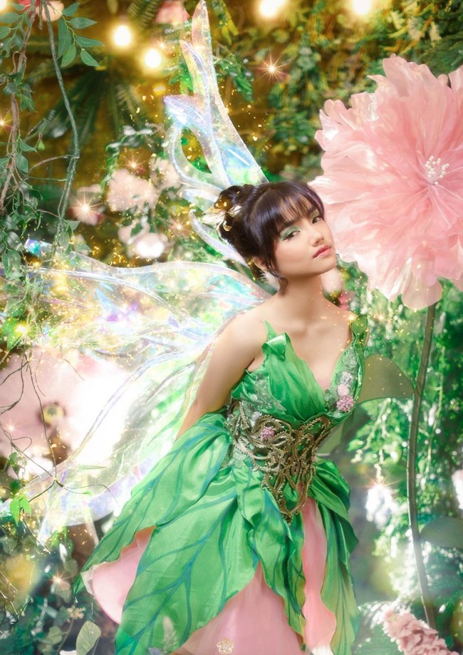 Fuji tampil cantik mengenakan dress yang didominasi warna hijau dan merah muda. Seperti karakter tokoh Tinkerbell, rambut Fuji juga ditata dengan dicepol ke atas. Foto: Instagram/@fdphotography90