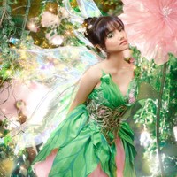 Fuji tampil cantik mengenakan dress yang didominasi warna hijau dan merah muda. Seperti karakter tokoh Tinkerbell, rambut Fuji juga ditata dengan dicepol ke atas. Foto: Instagram/@fdphotography90