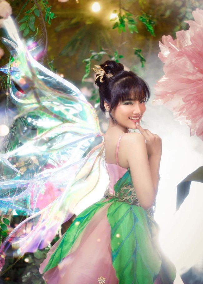 Dalam hasil pemotretan yang dibagikan, foto Fuji tersebut juga diedit dan ditambahkan dengan sayap di bagian belakangnya. Dengan sayap tersebut Fuji jadi semakin terlihat seperti peri Tinkerbell. Foto: Instagram/@fdphotography90